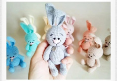 Patrón gratuito de conejito Amigurumi: Patrón completo paso a paso para tejer un adorable conejo de crochet en varios colores