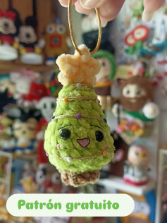 Patrón gratuito: Llavero y aretes de pinito navideño amigurumi