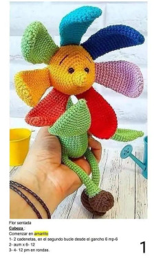 Patrón gratuito para amigurumi Flor Sentada con instrucciones paso a paso en español