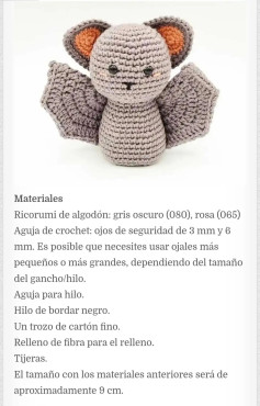 Patrón Libre de Murciélago Amigurumi: Guía paso a paso para crear un adorable murciélago de crochet en gris oscuro y rosa, con instrucciones detalladas