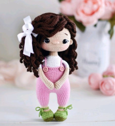 Patrón Muñeca Amigurumi con Pelo Rizado y Overol Rosa