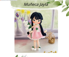 Patrón paso a paso para muñeca amigurumi Jayla con vestido rosa y flores