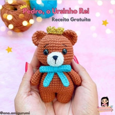 Pedro, o Ursinho Rei - Receita Gratuita de Amigurumi com Coroa Dourada e Laço Azul