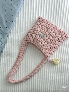 Pink Heart Mesh Crochet Shoulder Bag Pattern with Sweet Roll Keychain