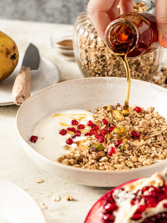 Pistazien Nuss Müsli: Healthy Vegan Granola with Yogurt and Pomegranate