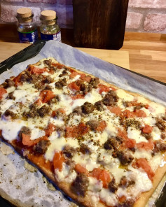 Pizza fatta in casa con salsiccia fresca e pomodori, ricetta semplice e veloce