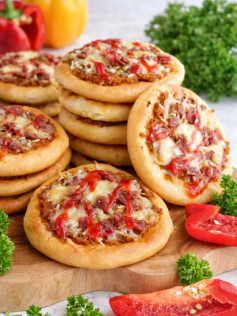 Pizza Mini với thịt xông khói, phô mai và ớt chuông - Công thức làm bánh pizza mini ngon tại nhà