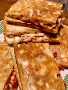 Pizzette al taglio con mozzarella e capperi