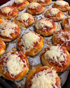 Pizzette: ricetta con farina Caputo, sugo di pomodoro e mozzarella