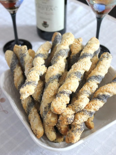 Posni stapici: Crispy braided breadsticks with sesame and poppy seeds