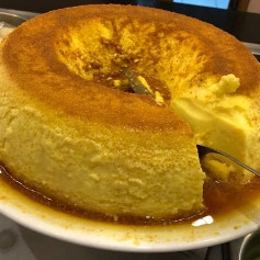 Pudim de milho verde com calda caramelizada, receita de sobremesa cremosa