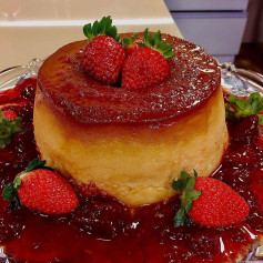 Pudim de pão com calda de morango na pressão