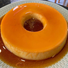 Pudim Três Leites: Receita tradicional de pudim cremoso com leite condensado, leite ninho e calda de caramelo dòn