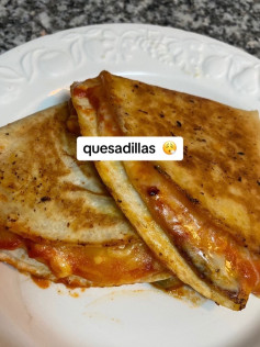 Quesadillas con tortilla de trigo, tomate y jalapeños
