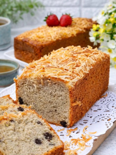 Raisin Banana Cake Recipe with Grated Cheese Topping