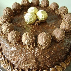 Receita Bolo Ferrero Rocher: Pão-de-ló de cacau com recheio Nutella, avelãs e cobertura cremosa