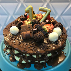 Receita de Bolo de Chocolate com Iogurte decorado com brigadeiros e morangos