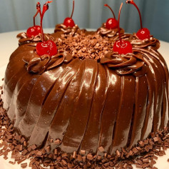 Receita de Bolo de Chocolate Confeitado com Cobertura de Brigadeiro e Cerejas