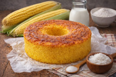 Receita de Bolo de Milho Cremoso Caseiro com Coco Ralado