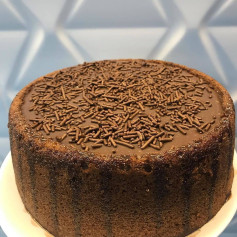 Receita de Bolo de Nescau com Brigadeiro Mole e Chocolate Granulado