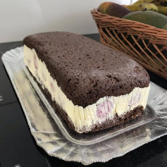 Receita de Bolo Gelado de Chocolate com Recheio de Creme de Ninho e Morango