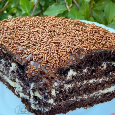 Receita de Bolo Prestígio com Recheio Beijinho e Cobertura de Chocolate