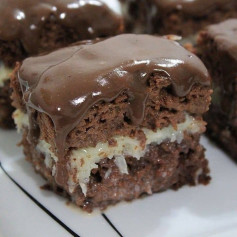 Receita de Bolo Prestígio de Chocolate com Recheio de Coco e Calda