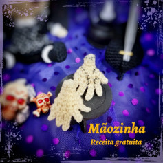 Receita Gratuita de Mãozinha Crochê Inspirada em Wandinha da Família Addams