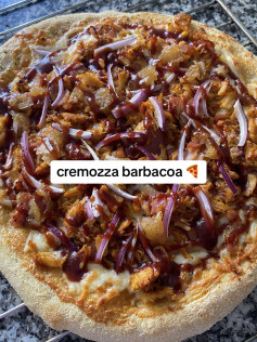 Receta de Cremozza Barbacoa: Pizza casera con salsa barbacoa, nata, maíz y quesito