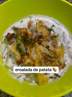 Receta de ensalada de patata crujiente con salsa de yogur griego, mayonesa y hierbas frescas