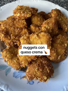 Receta de nuggets caseros rellenos de queso crema con pan rallado crujiente