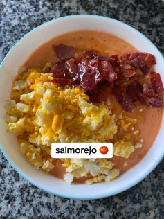Receta de Salmorejo tradicional con huevo y jamón