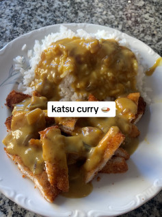 Receta fácil de Katsu Curry casero con filetes empanados y salsa cremosa