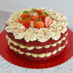Red Velvet Cake with Ninho Filling and Fresh Strawberries