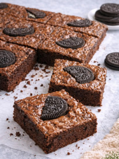 Resep Brownies Kopi Oreo: Camilan Socola Ngokot dengan Topping Kue Biskuit Coklat