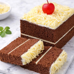 Resep Cake Kukus Cokelat Lapis Keju: Biskuit Chocolate Steamed Cake with Cheese Slice Filling and Buttercream Topping