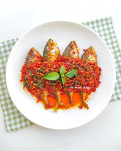 Resep Ikan Kembung Balado Kemangi: Cá ngừ sốt ớt cay với rau húng thơm ngon, món chính hấp dẫn cho bữa cơm gia đình