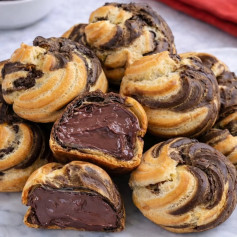 Resep Soes Coklat Marble (Marble Chocolate Cream Puffs) với nhân kem chua socola béo ngậy
