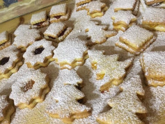 Ricetta Biscotti Natalizi: Dolci a forma di albero e stella con marmellata