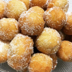 Ricetta delle Castagnole: Dolci Fritti Italiani con Ricotta, Limoncello e Zucchero