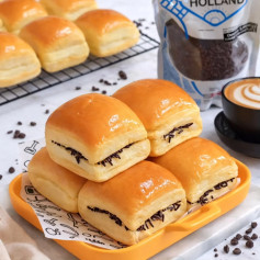 Roti Smeer Bantal: Soft Pillow Bread with Chocolate Filling and Glaze