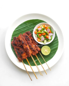 Sate Ayam Bali + Lontong Daun Pisang & Acar Timun Wortel (Resep Lengkap)