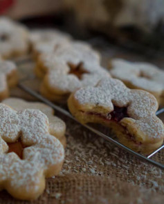 Savršeno prhki linzeri s prelivom od džema i šećerom u prahu
