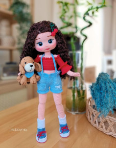 Sơ đồ móc len búp bê Kìraz với chó con, mặc áo đỏ quần xanh