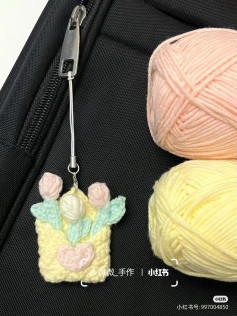 Spring Letter Crochet Zipper Pull Pattern with Tulips