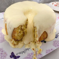 Super fofinho! Bolo de limão com cobertura cremosa gelada