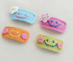 Super Simple Crochet Smiley Face Hair Clip with Pattern
