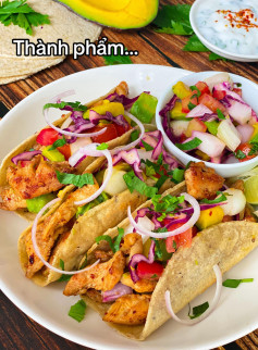 Taco ức gà sốt yogurt và salad bơ tươi mát