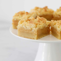Tan Slice: Buttery Shortbread with Thick Caramel Filling and Crumbly Topping
