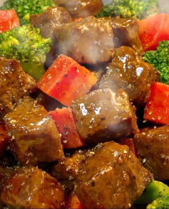 Thăn bò xào bông cải xanh và cà rốt